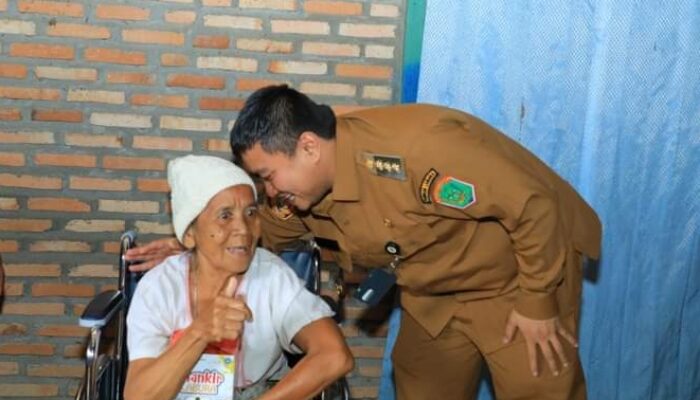 Bupati Labura Serahkan Bantuan Kursi Roda