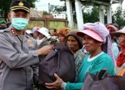 Pemulung Dapat Bansos Dari Kapolres Dan Bhayangkari P.Siantar