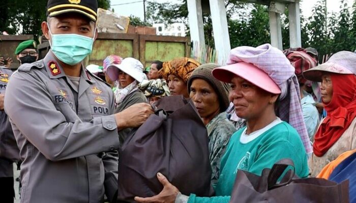 Pemulung Dapat Bansos Dari Kapolres Dan Bhayangkari P.Siantar