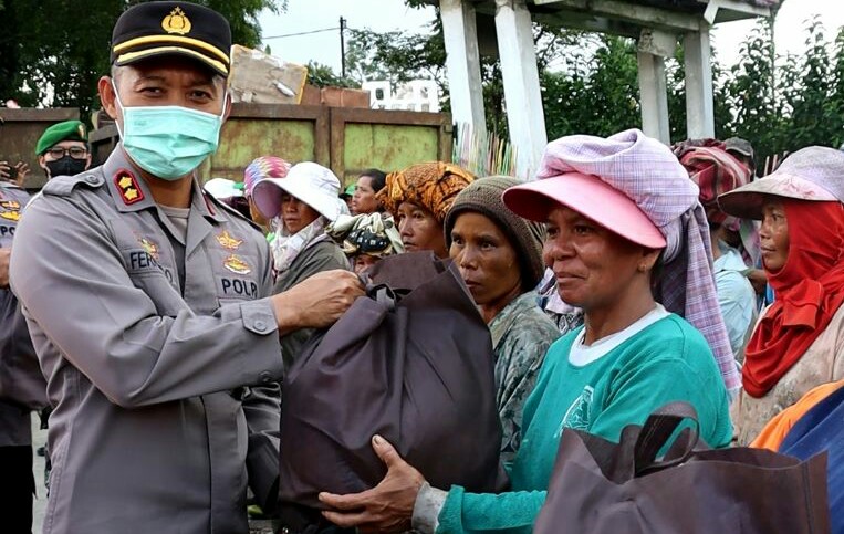 Pemulung Dapat Bansos Dari Kapolres Dan Bhayangkari P.Siantar