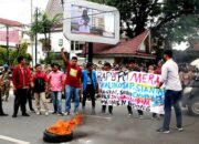 Massa Bakar Ban Bekas Di Depan Pintu Gerbang Balai Kota P.Siantar