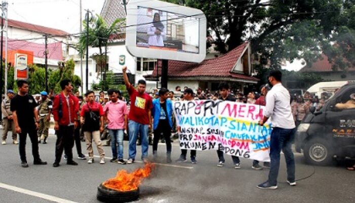 Massa Bakar Ban Bekas Di Depan Pintu Gerbang Balai Kota P.Siantar