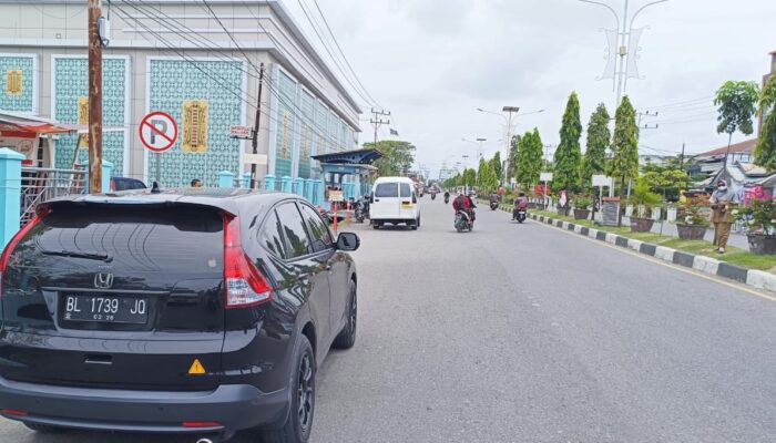 Parkir Sembarang Di Depan RSUD Tgk Chik Ditiro, Kesadaran Masyarakat Masih Rendah