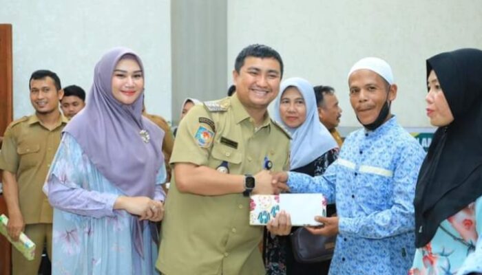 Bupati Beri Tali Asih Kepada 519 Guru Mengaji Dan Bilal Mayit