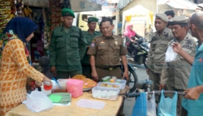 Satpol PP/WH Pidie Tegur Pedagang Makanan Siang Hari