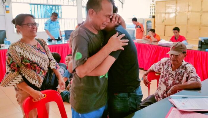 Ayah Dan Anak Tangis Berpelukan Usai Damai Lewat RJ