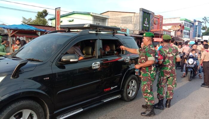 Babinsa Koramil 08 Barumun Bagi-bagi Takjil