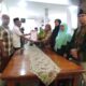 KETUA Umum Formadana, Abdul Rahim Siregar ST (kiri) menerima berkas susunan Pansel dari Ketua Panitia Amelia Zuliyanti Siregar, pada acara persiapan Forum Group Discussion Panitia Seleksi (Pansel) '150 Tokoh Dalihan Natolu' dan berbuka puasa bersama rekan media di D'Palaz Cafe, Jl. Mayjen D.I Panjaitan No.162 Medan, Rabu (29/3) malam. Waspada/ist