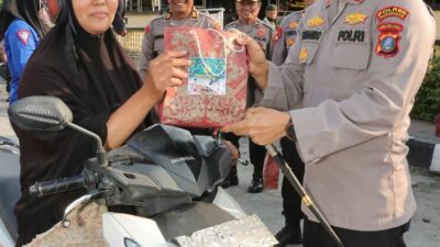 Kapolres Bersama Ketua Bhayangkari Bagi Takjil Di P.Siantar