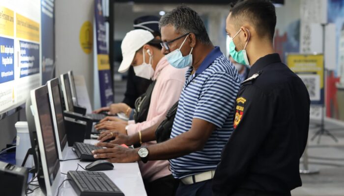 Bea Cukai Kualanamu Bantu Penumpang Buat Barcode e-CD