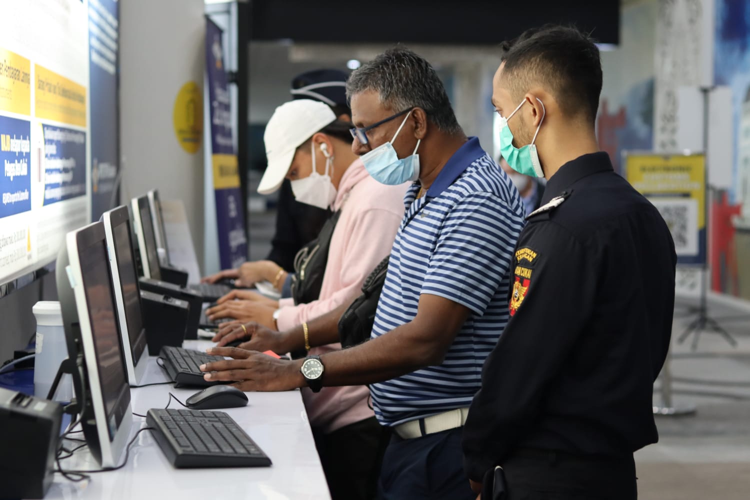 Bea Cukai Kualanamu Bantu Penumpang Buat Barcode e-CD