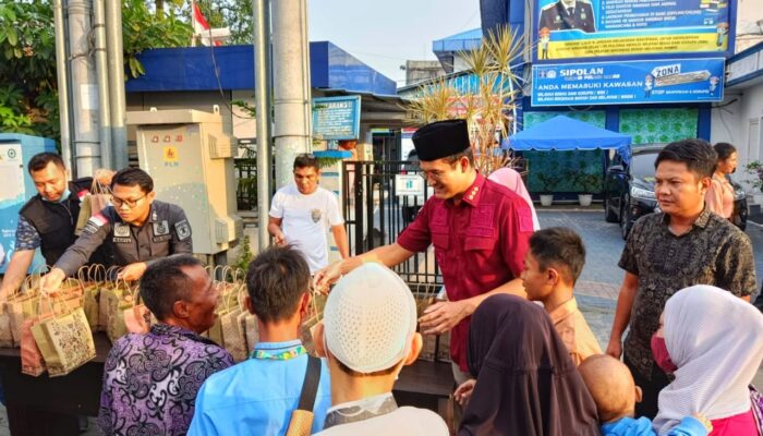 Imigrasi Polonia Bagikan Takjil Kepada Masyarakat