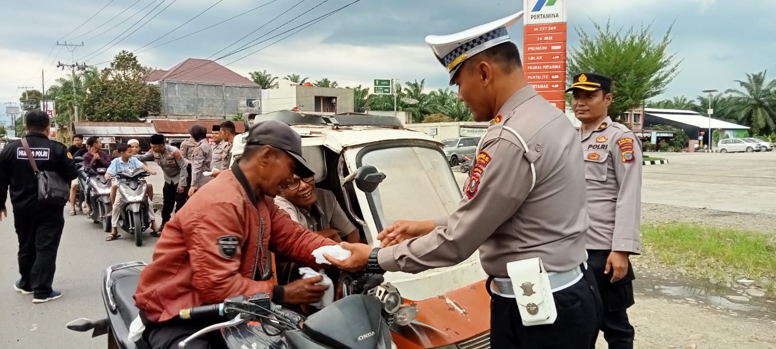 Polres Palas Berbagi Takjil Ke Pengendara Polres Palas Berbagi Takjil Ke Pengendara