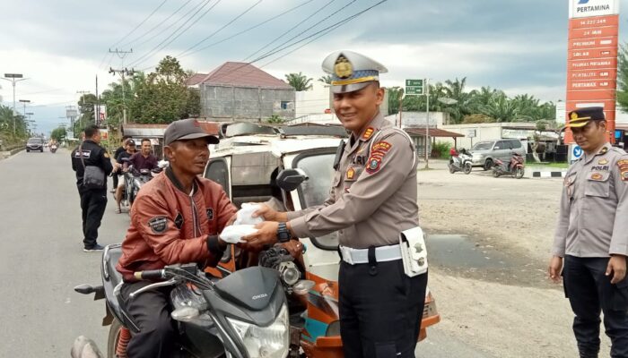 Polres Palas Berbagi Takjil Ke Pengendara