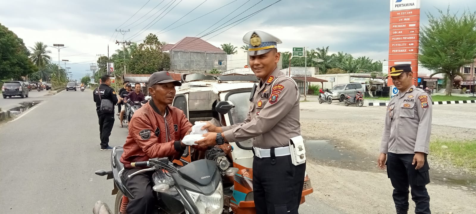 Polres Palas Berbagi Takjil Ke Pengendara