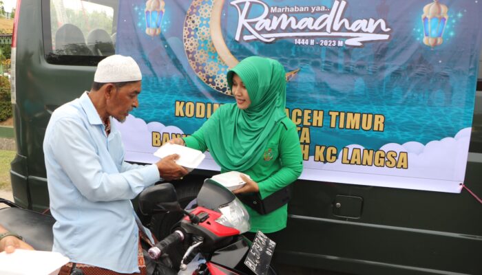 Kodim 0104/Atim BagikanTakjil Ke Pengguna Jalan