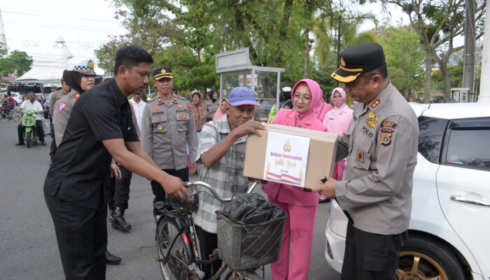 Polres Langsa BerbagiTakjil Dan Paket Sembako