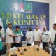 KETUA DPW PKB Sumut H Muhammad Jafar Sukhairi Nasution (dua kiri) memasangkan tanda peserta H Marajaksa Harahap (tiga kiri) saat uji kelayakan dan kepatutan (UKK) Bakal Calon Legislatif (Bacaleg) DPRD Sumut tahun 2024 di kantor PKB Sumut, Jalan Walikota Medan, Jumat (10/3). Waspada/Ist