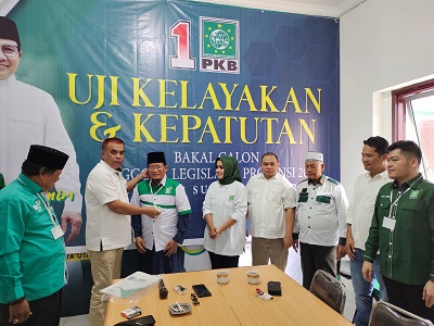 KETUA DPW PKB Sumut H Muhammad Jafar Sukhairi Nasution (dua kiri) memasangkan tanda peserta H Marajaksa Harahap (tiga kiri) saat uji kelayakan dan kepatutan (UKK) Bakal Calon Legislatif (Bacaleg) DPRD Sumut tahun 2024 di kantor PKB Sumut, Jalan Walikota Medan, Jumat (10/3). Waspada/Ist