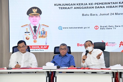 SEKRETARIS Komisi A DPRD Sumut, Rudi Alfahri Rangkuti (tengah) didampingi anggota Azmi Yuli Sitorus mendengarkan paparan Bupati Batu Bara Zahir (kanan), di aula Rumah Dinas Bupati, Komplek Perumahan Inalum, Tanjung Gading, Kecamatan Sei Suka, Jumat (24/03/2023). Waspada/Ist