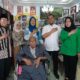 KETUA AMIDA (Asosiasi Museum Indonesia Daerah) Sumut Drs Sri Hartini MSI didampingi Wakil Ketua M Zulkifli A.Raz, Bendahara Nelly Rasyid dan wakil Chairunisa berfoto bersama H Muhammad TWH (90 tahun, duduk di kursi roda) Jalan Sei Alas Medan, ketika berkunjung ke Museum Perjuangan Pers, di Medan, Jumat (10/3). Waspada/Ist