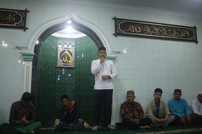 TOKOH Pemuda Sumut Fajri Akbar menyampaikan pandangannya usai shalat tarawih serta bertemu dengan masyarakat di Masjid Al- Ikhlas, Jalan Berlian Kecamatan Medan Area, Sabtu (25/3). Waspada/Ist