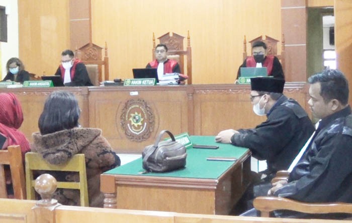 SIDANG vonis Ontslag Van Rechtsvervolging (putusan lepas dari segala tuntutan) satu keluarga di Pengadilan Negeri (PN) Kabanjahe, Kab. Karo, Rabu (1/3). Waspada/Ist