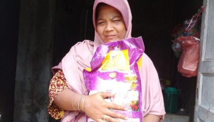 Tuty, Sang Mualaf Dan Pemulung Ini Terharu Terima Bantuan Beras Dari LIPPSU