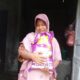 DENGAN wajah gembira, Tuty menerima rezeki berupa sekarung beras dari Lembaga Independen Pemerhati Pembangunan Sumut (LIPPSU), yang diserahkan untuk merayakan momen Nisfu Sya’ban, yang merupakan malam penuh kemuliaan dan maghfirah bagi umat Islam. Waspada/Partono Budy