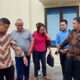 KEDUA orang tua Bripka AS, Pince Saragih dan B boru Purba (dua dan tiga kiri) usai berikan keterangan di Mapolda Sumut, Jumat (31/3). Waspada/Ist