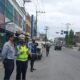 Kanit Lantas Polsek Sunggal Iptu Andre Nasution dan Kasi Tindak Dinas Perhubungan Gulmartin Tampubolon saat memimpin pelaksanaan penertiban dan penindakan angkutan umum dan angkot di Jl. Gatot Subroto simpang Jl. TB Simatupang seputaran Terminal Pinang Baris Medan, Selasa (28/3). Waspada/Ist