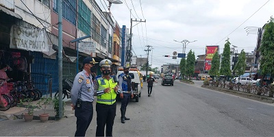 Kanit Lantas Polsek Sunggal Iptu Andre Nasution dan Kasi Tindak Dinas Perhubungan Gulmartin Tampubolon saat memimpin pelaksanaan penertiban dan penindakan angkutan umum dan angkot di Jl. Gatot Subroto simpang Jl. TB Simatupang seputaran Terminal Pinang Baris Medan, Selasa (28/3). Waspada/Ist