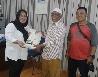DIREKTUR Eksekutif LIPPSU Azhari AM Sinik (dua kanan) menyerahkan bantuan beras secara simbolis kepada Lurah Sei Rengas Permata Mirna Siregar SH (kiri) didampingi Mustafa, warga di Kantor Lurah Sei Rengas Permata, Jl Perak Medan No 34 Medan, Kecamatan Medan Area, Medan Rabu (8/3). Waspada/Partono Budy