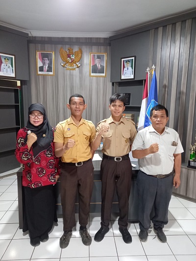 SISWA SMAN 13 Medan yang juara bersama wakil kepala sekolah dan humas. Waspada/ist