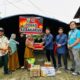 Syahrul Zulputra (kanan) dan kawan-kawan menyerahkan bantuan dari YBM PLN UP3 Meulaboh secara simbolis kepada perwakilan korban kebakaran Desa Suka Maju, Sinabang, ibukota Kabupaten Simeulue, Selasa (28/2).