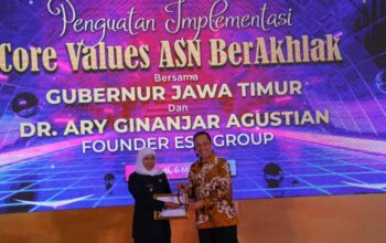 Pemprov Jatim Raih 2 Penghargaan Implementasi BerAKHLAK