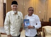 Ketua MUISU Serahkan Buku Biografinya Untuk Gubsu