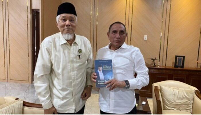 Ketua MUISU Serahkan Buku Biografinya Untuk Gubsu