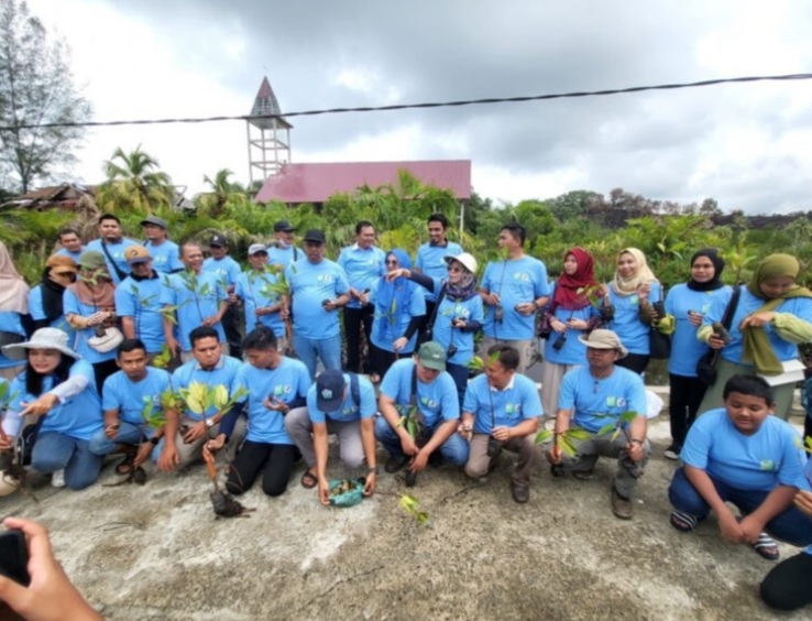 PENGURUS dan anggota IKA UNRI, foto bersama sebelum melaksanakan kegiatan pelestarian lingkungan. Waspada/Ist