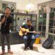 MUSISI jalanan yang ada di kota Medan menghibur para pengunjung cafe. Waspada/ist