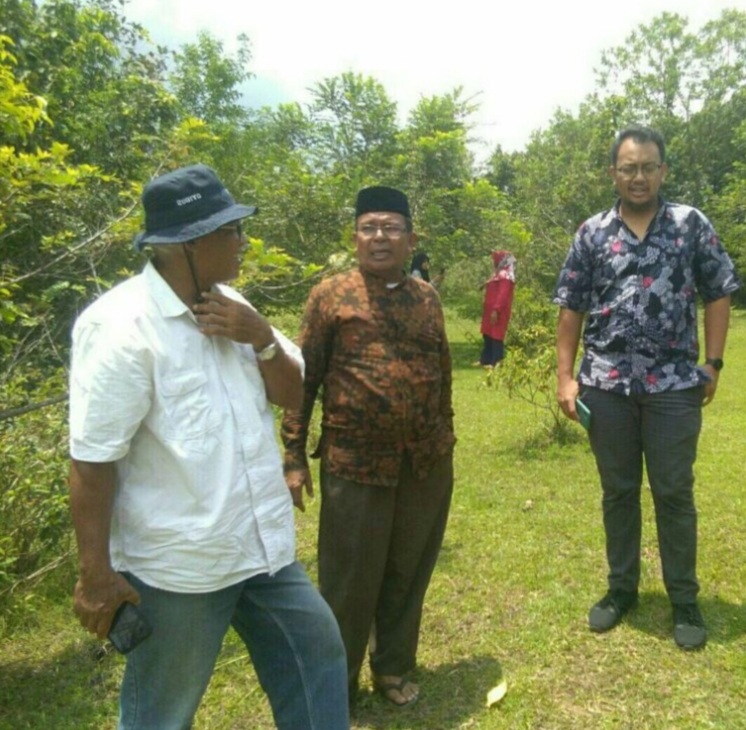 Prof. Ir. Rudyono (baju putih bertopi) dan Ketua Puskud Aceh, Ir. Haziman Razali (baju batik) di lokasi lahan tanaman jagung di Jantho Aceh Besar. (Waspada/T.Zakaria)