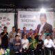 ANGGOTA DPRD Sumut dr Tuahman Franciscus Purba, M.Kes, Sp.An berfoto bersama pecatur, Ketua KONI Medan Eddy Sibarani dan jajaran, usai membuka Turnamen catur Purtong Cafe yang digelar di Purtong Cafe, Jalan Kapten Muslim, No 132, Medan Helvetia, Jumat (17/3). Waspada/Partono Budy