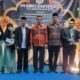 KETUA Ikatan Persaudaraan Qori/Qariah dan Hafiz/Hafizah (IPQAH) Kabupaten Karo Tuah Aman, Kepala Seksi SMA Cabang Dinas Pendidikan Wilayah IV Dinas Pendidikan Provinsi Sumatera Utara Zulkarnain Barus, Ketua Panitia Juhaidir Berutu foto bersama para pemenang.Waspada/Ist