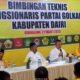 KETUA DPD I Partai Golkar Sumatera Utara Musa Rejakshah (dua kanan) saat menyampaikan Bimtek Fungsionaris Partai Golkar Kab.Dairi.Waspada/Kartolo Munte