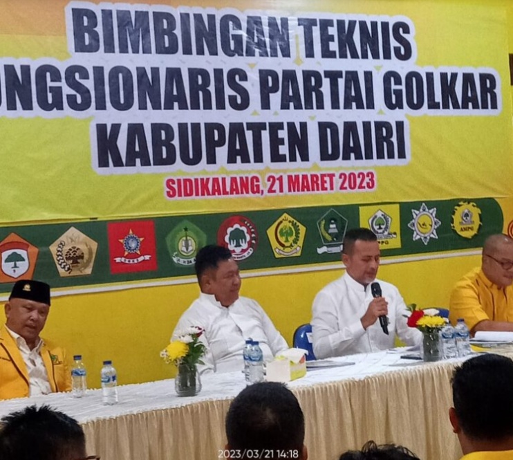 KETUA DPD I Partai Golkar Sumatera Utara Musa Rejakshah (dua kanan) saat menyampaikan Bimtek Fungsionaris Partai Golkar Kab.Dairi.Waspada/Kartolo Munte