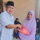 WAKIL Ketua DPD Partai Gerindra Sumut Drs. H. Syahrul Harahap M.AP (kiri), membagikan 1000 paket sembako ke masyarakat sebagai bentuk kepeduliannya membantu sesama menjelang bulan suci Ramadan 1444 Hijriyah. Waspada/Ist