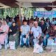 H Tondi Roni Tua, Ketua Fraksi Demokrat DPRD Sumut foto bersama usai membagikan beras saat Reses di Palas. Waspada/Ist