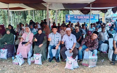 H Tondi Roni Tua, Ketua Fraksi Demokrat DPRD Sumut foto bersama usai membagikan beras saat Reses di Palas. Waspada/Ist