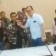 PENGURUS SPBU 142011153 Mandala By Pass, Sofyan, menyalami Sekretaris Mada LMP Sumut Ir Ok A Fadillah, saat konprensi pers klarifikasi kesalah pahaman yang terjadi antara pihak SPBU dengan Mada LMP, Sabtu (11/3) di Medan. Waspada/Ist