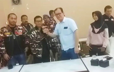PENGURUS SPBU 142011153 Mandala By Pass, Sofyan, menyalami Sekretaris Mada LMP Sumut Ir Ok A Fadillah, saat konprensi pers klarifikasi kesalah pahaman yang terjadi antara pihak SPBU dengan Mada LMP, Sabtu (11/3) di Medan. Waspada/Ist